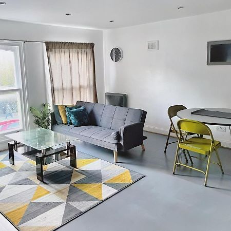 Lovely 2-Bedroom Serviced Apartment Greater 런던 외부 사진