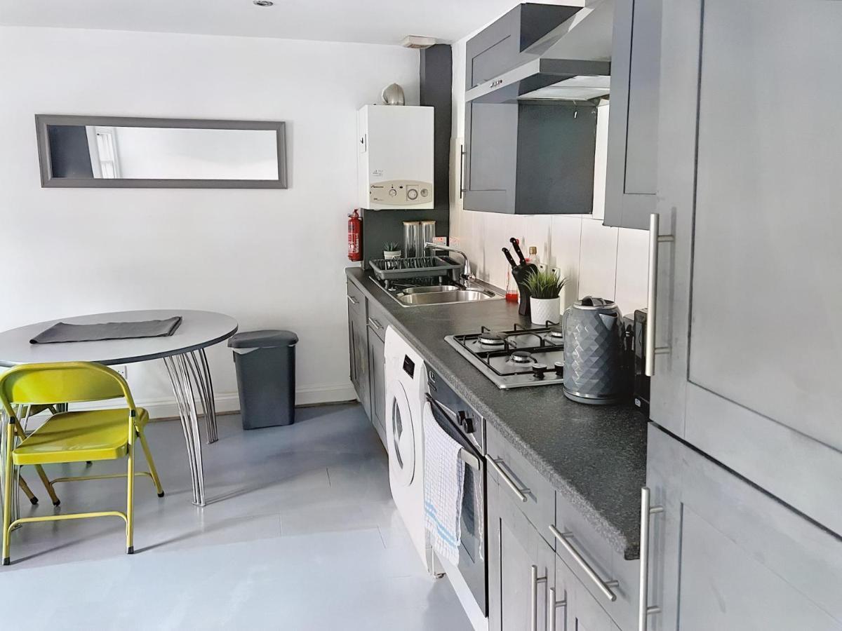 Lovely 2-Bedroom Serviced Apartment Greater 런던 외부 사진