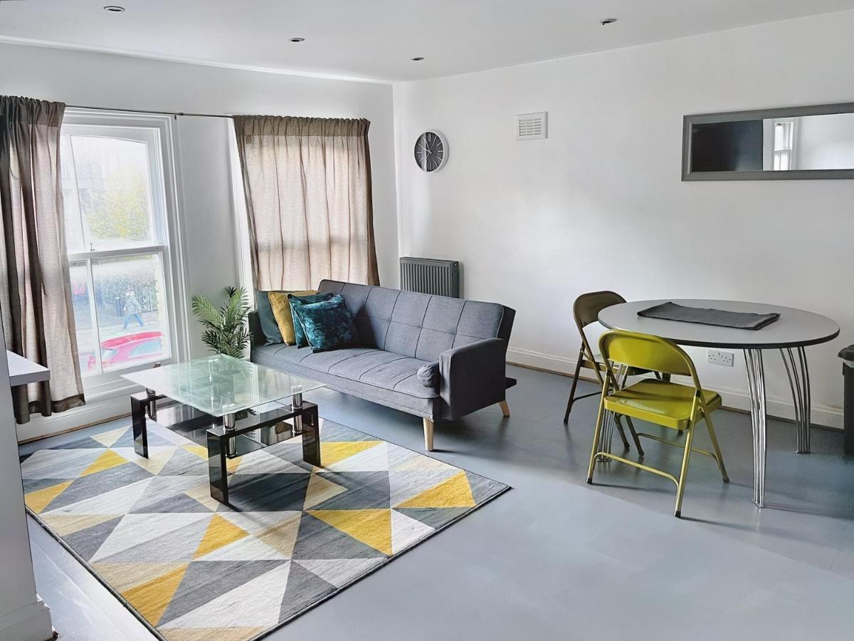 Lovely 2-Bedroom Serviced Apartment Greater 런던 외부 사진