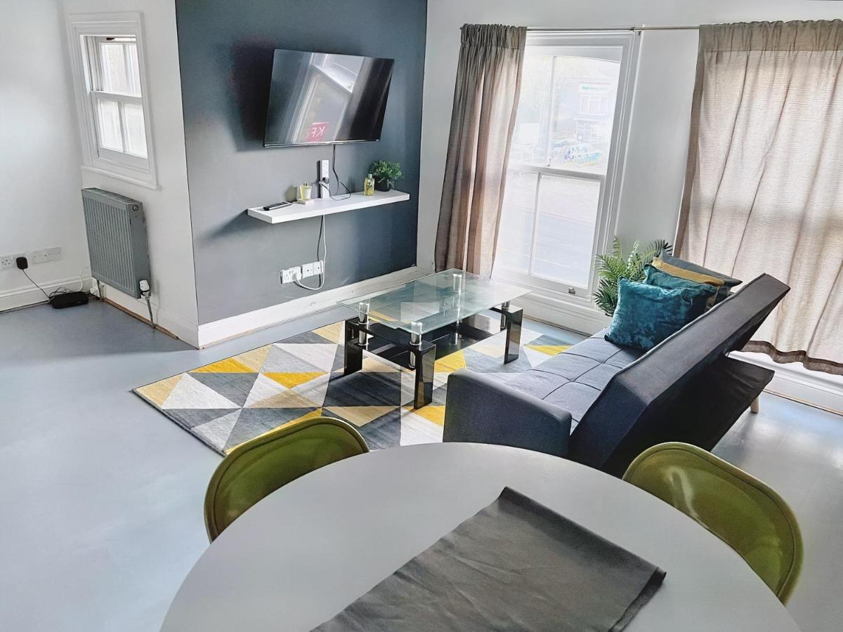Lovely 2-Bedroom Serviced Apartment Greater 런던 외부 사진