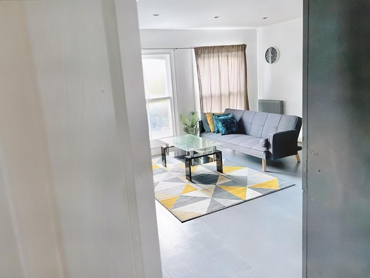 Lovely 2-Bedroom Serviced Apartment Greater 런던 외부 사진