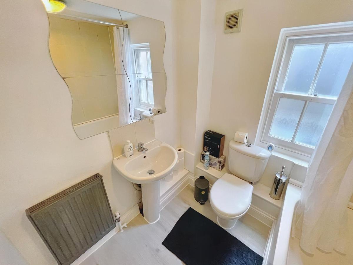 Lovely 2-Bedroom Serviced Apartment Greater 런던 외부 사진