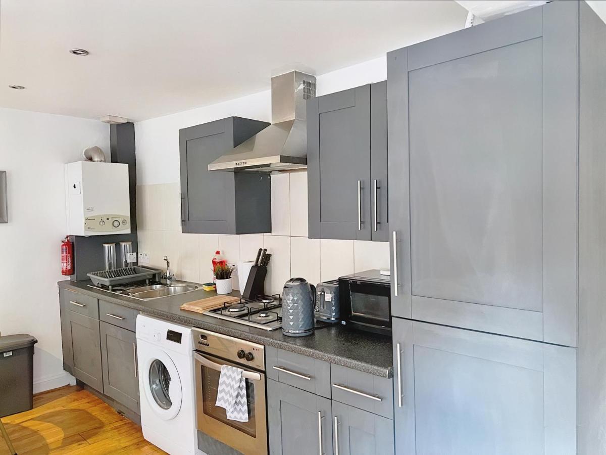 Lovely 2-Bedroom Serviced Apartment Greater 런던 외부 사진